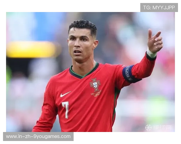 C罗赛后为小球员做示范，教练夸他耐心十足